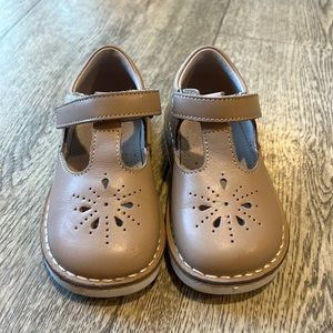 L’AMOUR Tan Mary Janes - Size 7 - Preowned